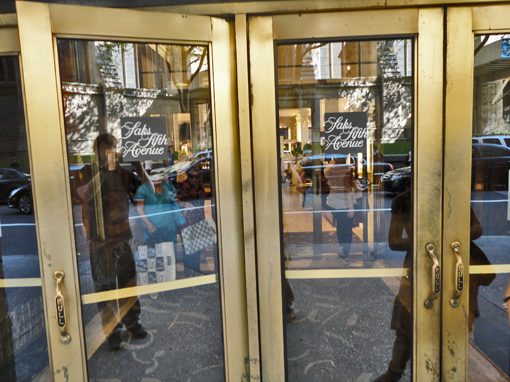 Tiffany & Co flagship store at the corner of Fifth Avenue and 57th Street.  Close up of Tiffany logo and shop entrance Stock Photo - Alamy