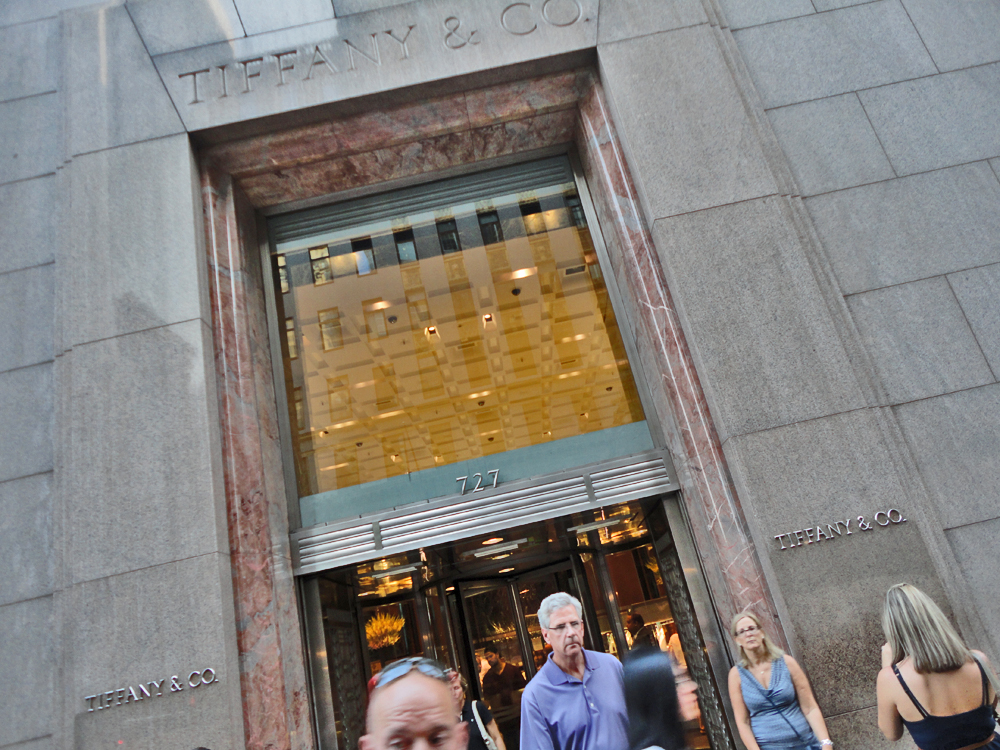 Tiffany & Co flagship store at the corner of Fifth Avenue and 57th Street.  Close up of Tiffany logo and shop entrance Stock Photo - Alamy