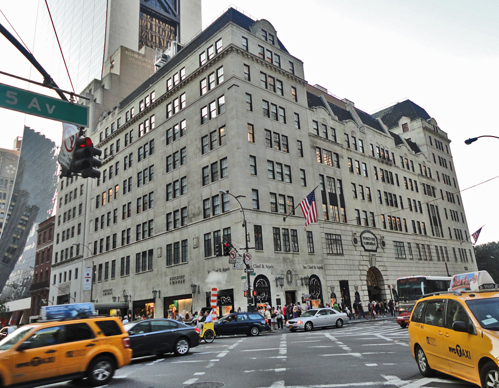 People shopping at department store Bergdorf Goodman on Fifth Avenue, New  York City, USA Stock Photo - Alamy