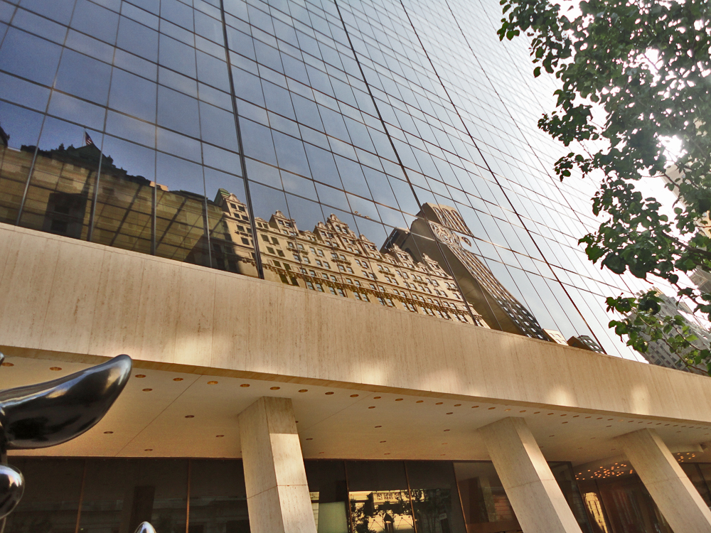 Louis Vuitton shop, Fifth Avenue and East 57th Street, Louis Vuitton  building, 5th Avenue, Midtown, Manhattan, New York City Stock Photo - Alamy