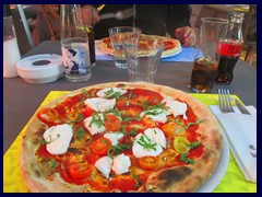 Alicante by night 63 - pizza at La Explanada