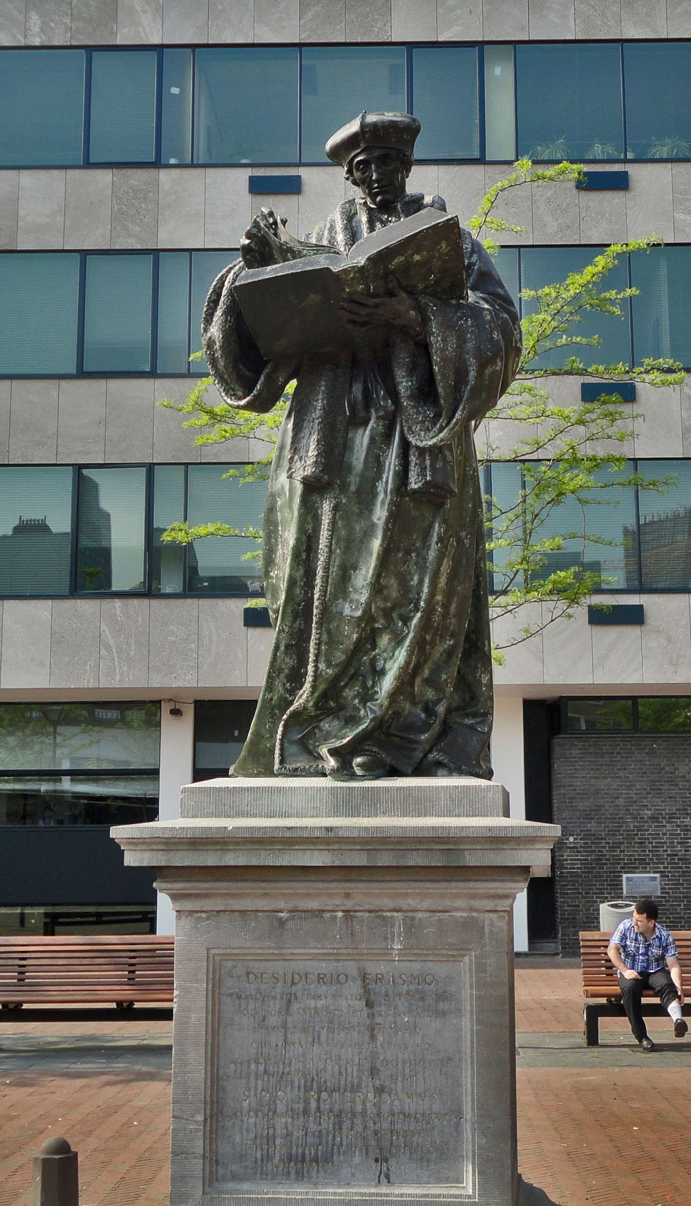 Эразм Роттердамский статуя