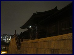 Chi Lin Nunnery, a Buddhist cloister. Situated next to Nan Lian Garden. It might look old, but was actually completed in year 2000, as a copy of a traditional temple from the Tang dynasty (618-907). Unfortunately it was closed during our visit to the garden in the evening.