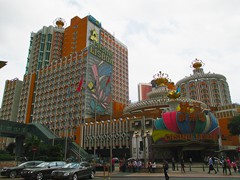 Lisboa Casino Hotel is the first casino of Macau, the grande dame. It was originally built in 1960 by Stanley Ho, and more annexes were built in 1970 and 1991 (the newer Grand Lisboa not included). Today it has 2632 rooms in totally five buildings.