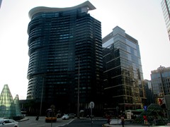 Lake View Tower is a 30-storey residential skyscraper opposite Grand Lisboa. It was built in 2009 and has curved shapes.