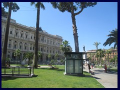 Piazza Cavour is a beautiful square in the Prati distict on the West banks of the Tiber. This is close to where our hotel was. It is filled with palmes, benches, restaurants, stores and is dominated by the huge white building Palace of   Justice.  In front of it is the statue of Camillo Benso.