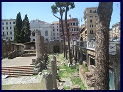 Largo di Torre Argentina 006. Ruins of ancient temples. To the right is Corso Vittorio Emanuele II.