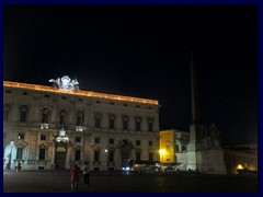 At Piazza de Quirinale you will find Palazzo del Quirinale, the residence of the president of Italy. It is situated on Quirinal Hill, the highest of Rome' seven hills. Palazzo del Quirinale, completed in 1583, has housed 30 popes, 4 kings and 12 presidents. The palace was the residenc of kings until 1946.
It is the 9th largest palace in the world, 20 times larger then the White House in Washington! The palace extends on a long road, Via del Quirinale, that is a bit dull to walk on since you only see the side of the palace. The palace has 1200 rooms, called  Hall of the Zodiac, Augustus Hall, Hall of the Mirrors etc.
At the piazza, high above Rome near Fontana di Trevi, you will find an obelsik with a cross on top a fountain with sculptures of horses, La Fontana dei Dioscuri.