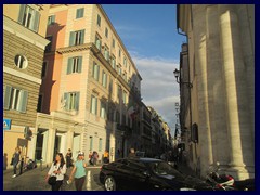 Via del Babuino begins here at Piazza del Popolo and ends at Piazza di Spagna.