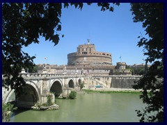 Ponte Sant'Angelo and Castello Sant'Angelo.