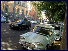 Banks of Tiber 002. An old French Citroën.