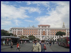 Piazza dei Cinquecento is a major traffic hub, since it is situated in front of the Termini Station. Here you also find the National Museum and a statue of Pope John Paul II.