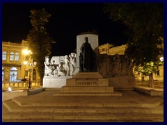 Trieste by night 6- Piazza della Libertà, Queen Elisabetta of Austria Monument