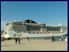 Piazza Unità d'Italia 4K 22 - MSC Splendida cruise ship