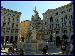 Piazza Unità d'Italia 4K 32 - The fountain of the four continents