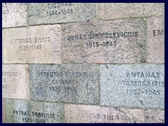 On the facade, facing Gedinoms Avenue, inscriptions of victims are made in the stones, as a reminder.