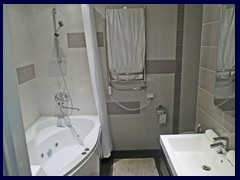 Natalex City Apartments, bathroom with jacuzzi, rare!