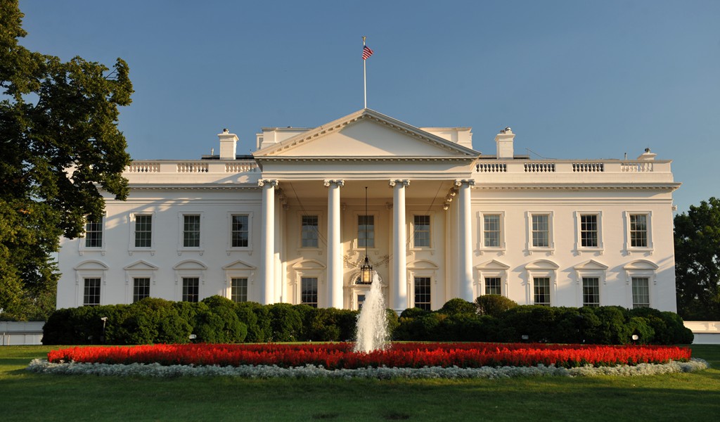 Washington D.C. White House, Capitol, Jefferson, War Memorials, Desk Model,  resin, wood like base, historical buildings of the President, from the  Official White House Gift Shop Est. 1946.